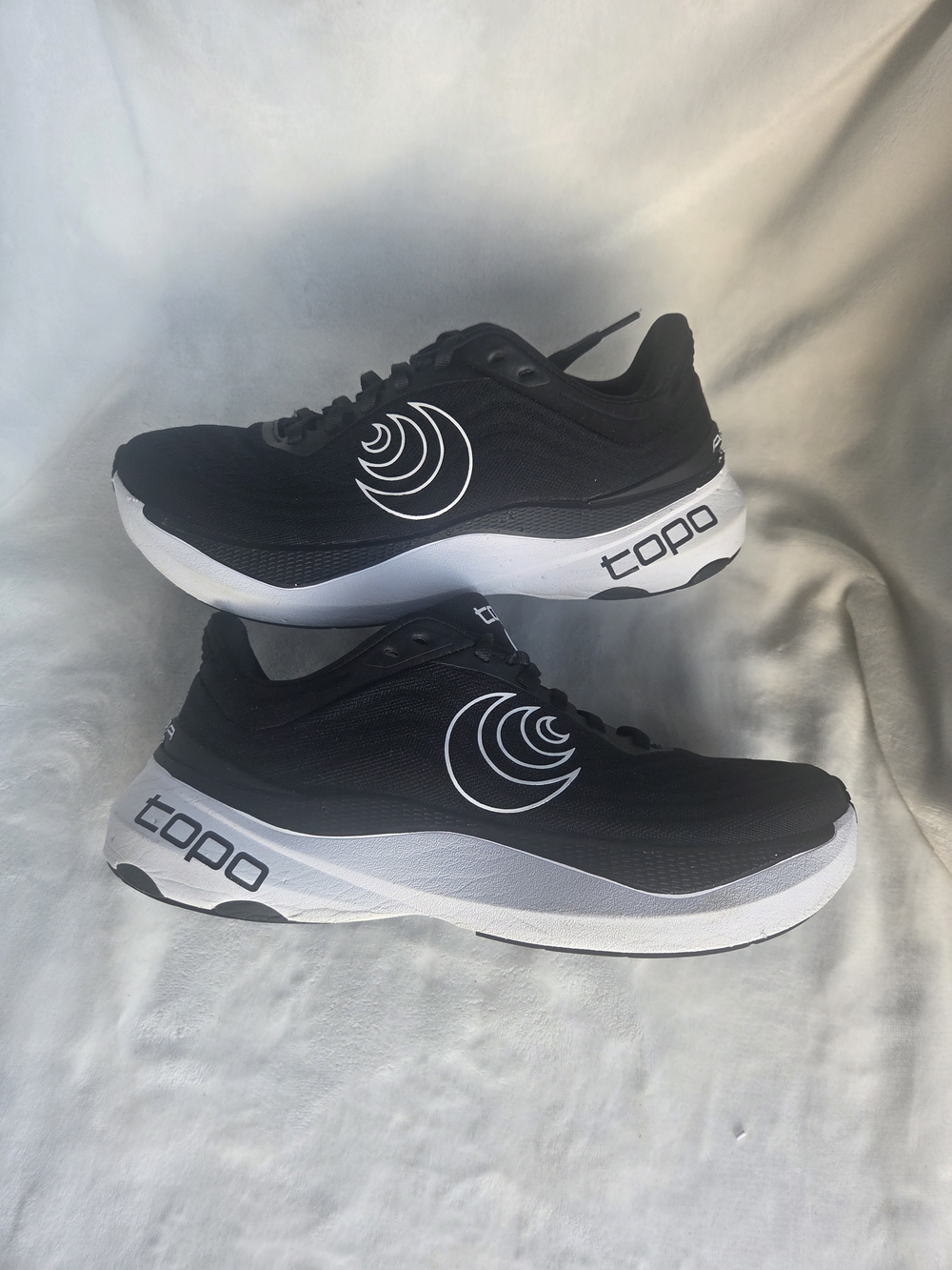 Topo Athletic Aura Black White Running Shoes Women’s Size 9.5 US Lightweight Com